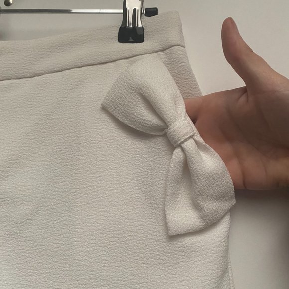 Verty Super Cute White Shots with Bows! Sz S - Picture 3 of 9